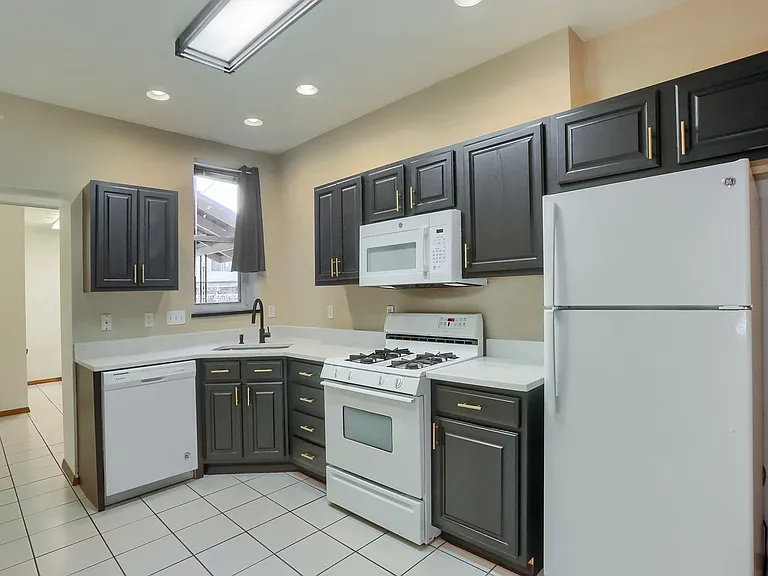 2810 Sarah Street — Photo 8
