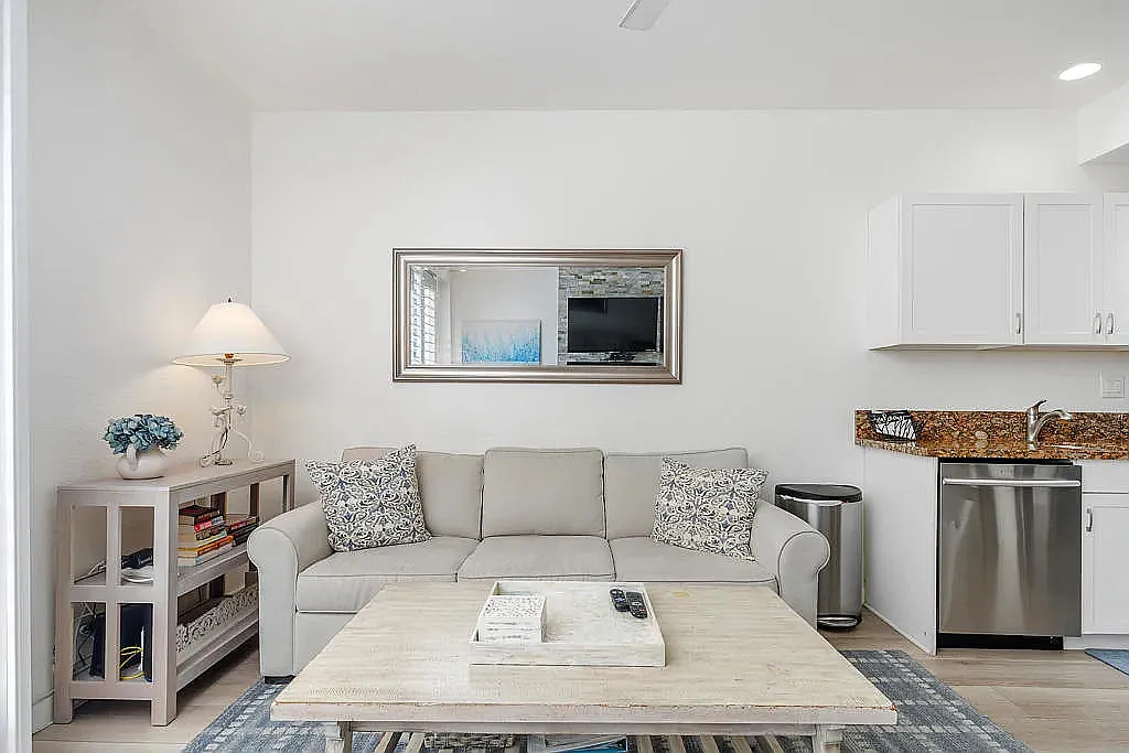 1 bed, 576 sqft, $1,900 — Photo 3