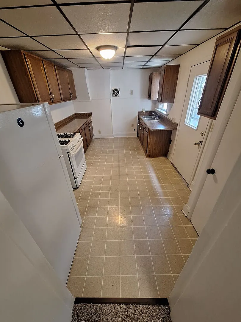 Two Bedroom House, Downtown Area - Move-In Special! Get $700 Off Your Second Month's Rent!! — Photo 1