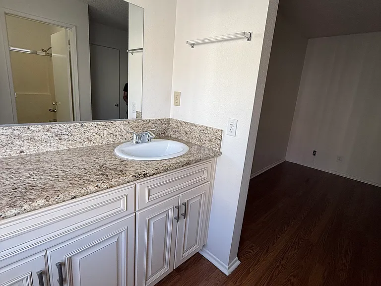 1046 Thompson Ave #5 — Photo 10