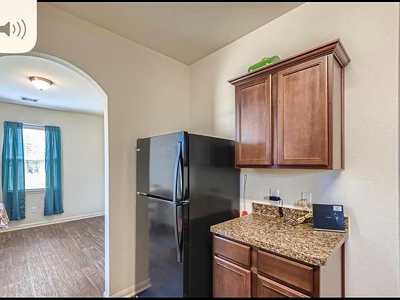 5th image of 989 Lake View Cir W