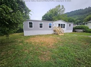 101 Ballard St, Cabin Creek, WV 25035