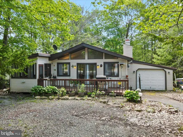 1059 Seven Nations Dr, Tobyhanna, PA 18466