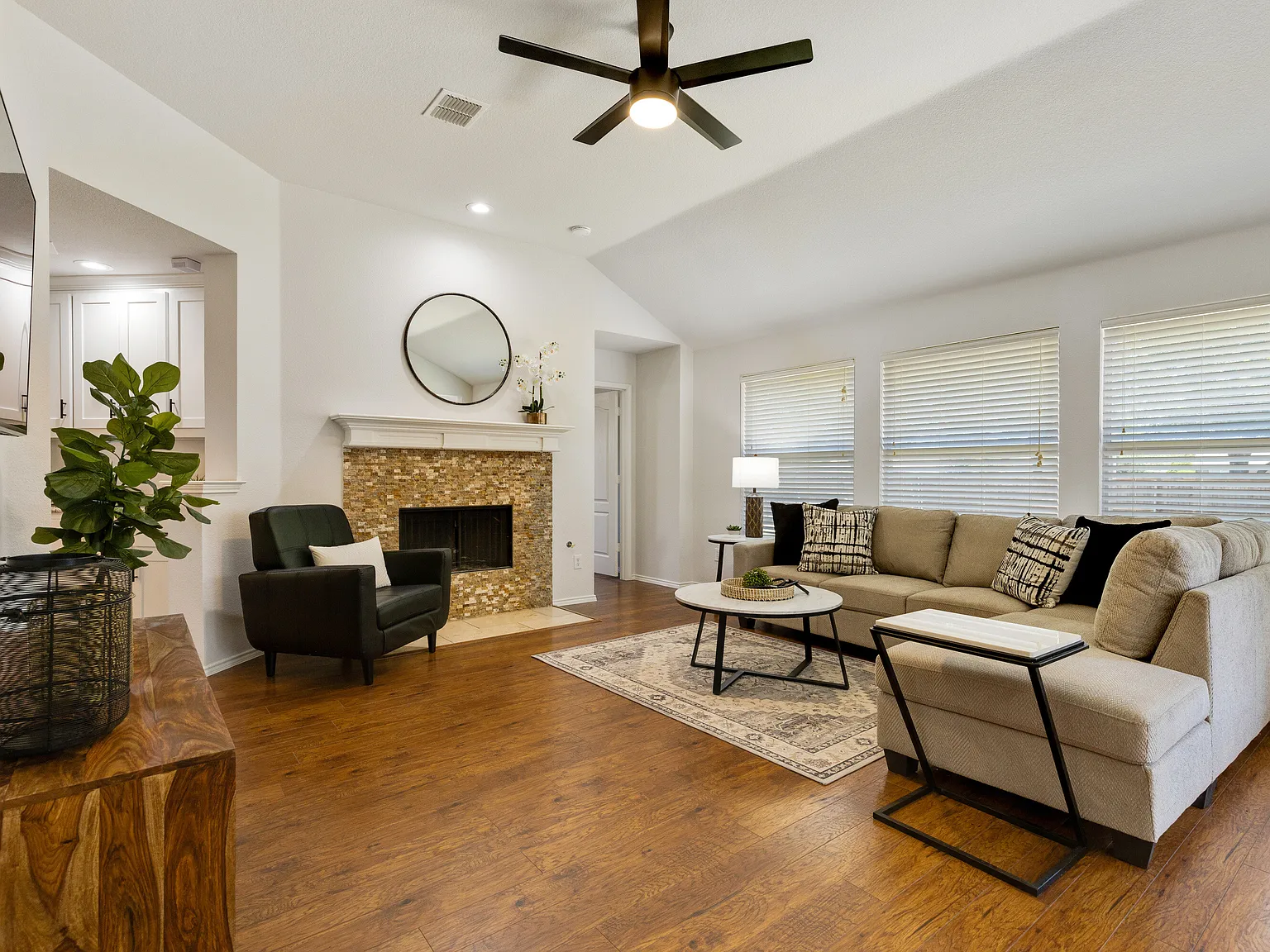3 bed, 1761 sqft, $8,100 — Photo 3