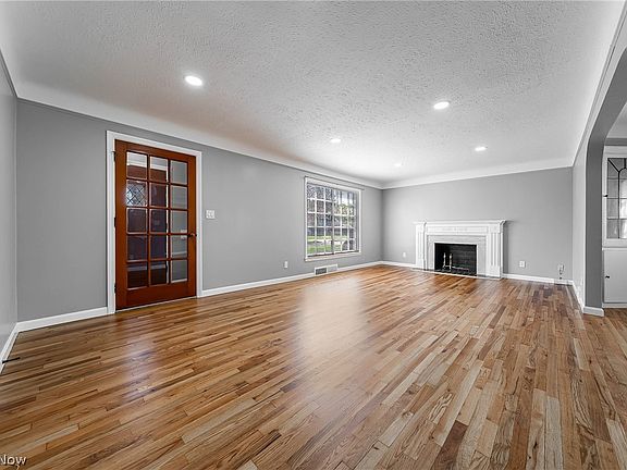 2nd image of 1384 Argonne Rd