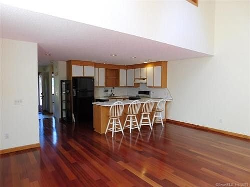4th image of 20 Church Ln APT 14