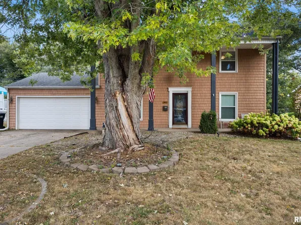 1900 Saint Clair Dr, Pekin, IL 61554