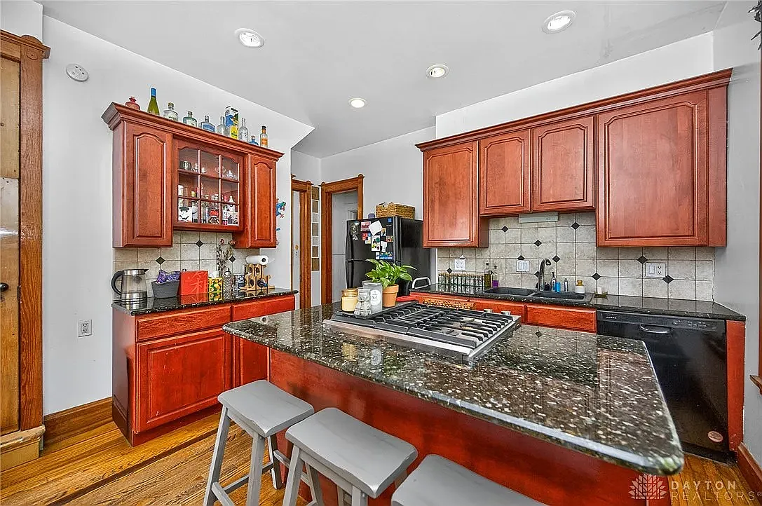 1 bed, 1000 sqft, $1,300 — Photo 3