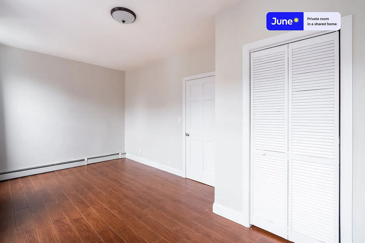 Queen bedroom in 3 bed/1 bath home in Bedford-Stuyvesant #964 A — Photo 4