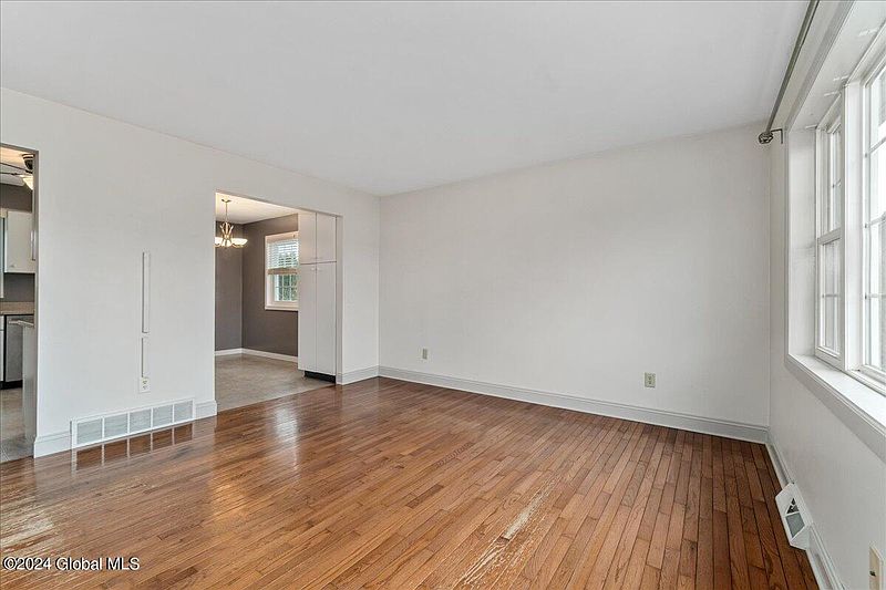3rd image of 11 Magnolia Circle