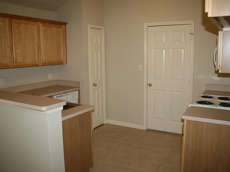 402 Masters Ave #B — Photo 7