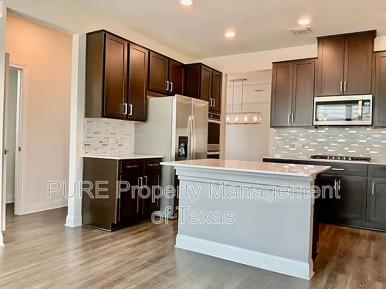 1008 Brenham Ln — Photo 11