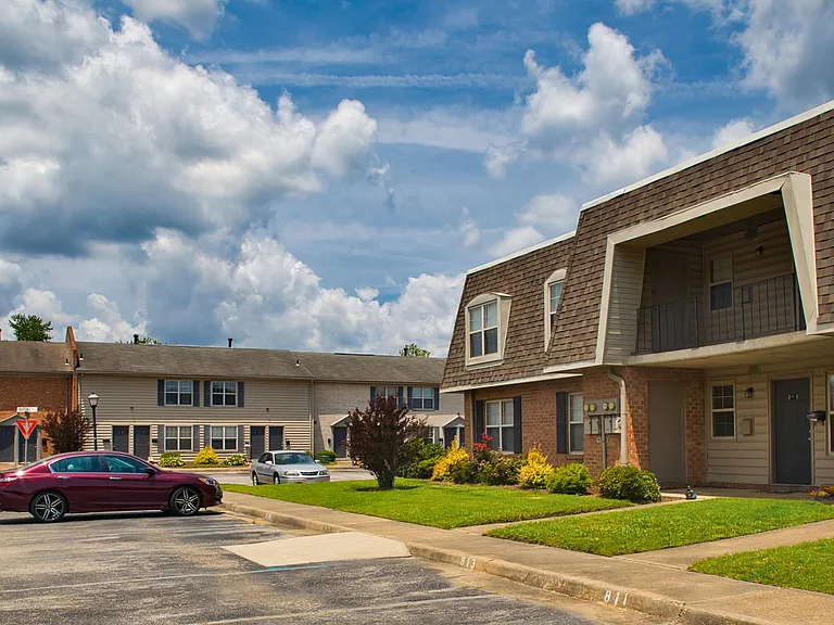 Emerald Point Apartments & Townhomes — Photo 28