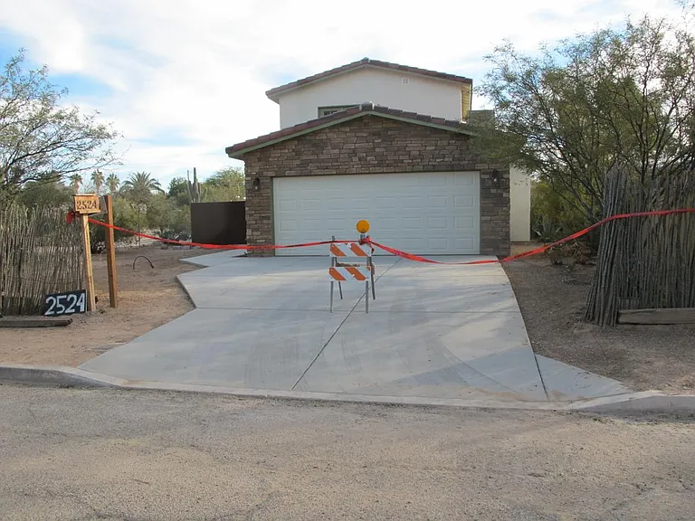 2524 E Lind Rd — Photo 5