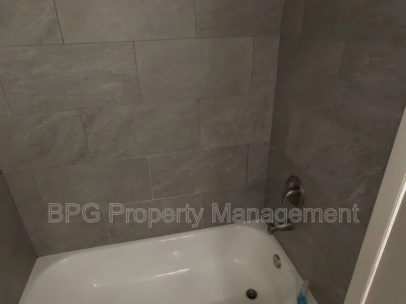 1 bed, 1.0 bath, 800 sqft, $1,549 — Photo 3