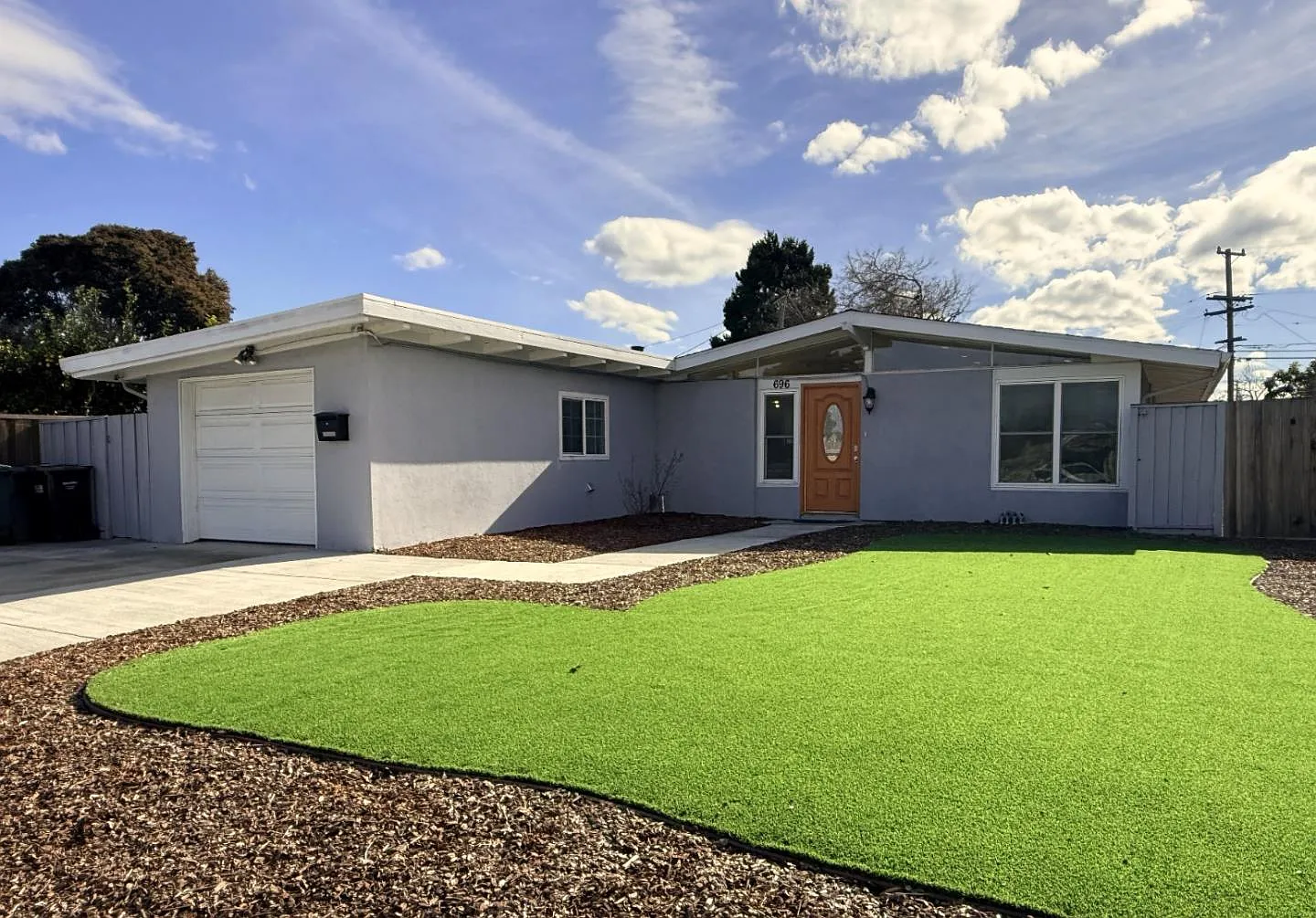 696 Lakehaven Dr photo 1