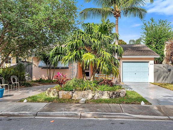 3rd image of 815 N Palmway