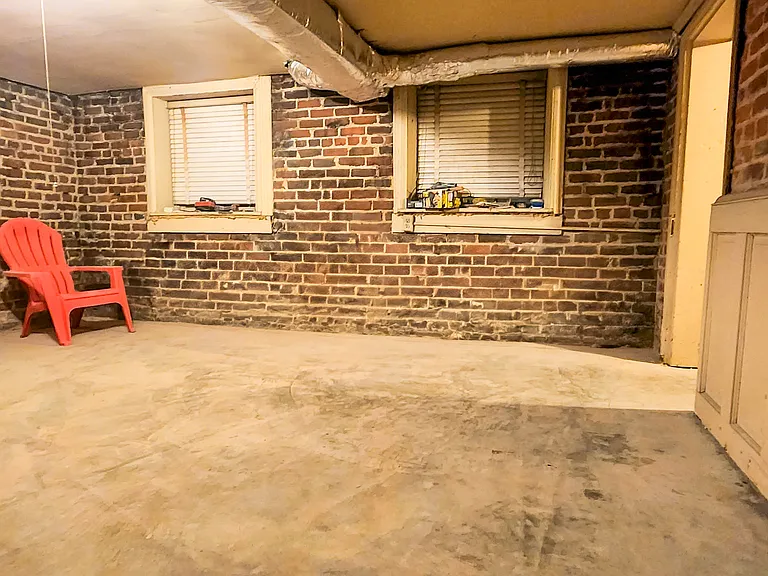 209 W Clay St — Photo 40