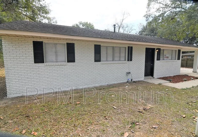 2424 Toledo St — Photo 3