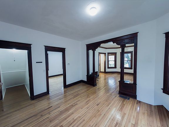 3rd image of 3229 W 62nd St