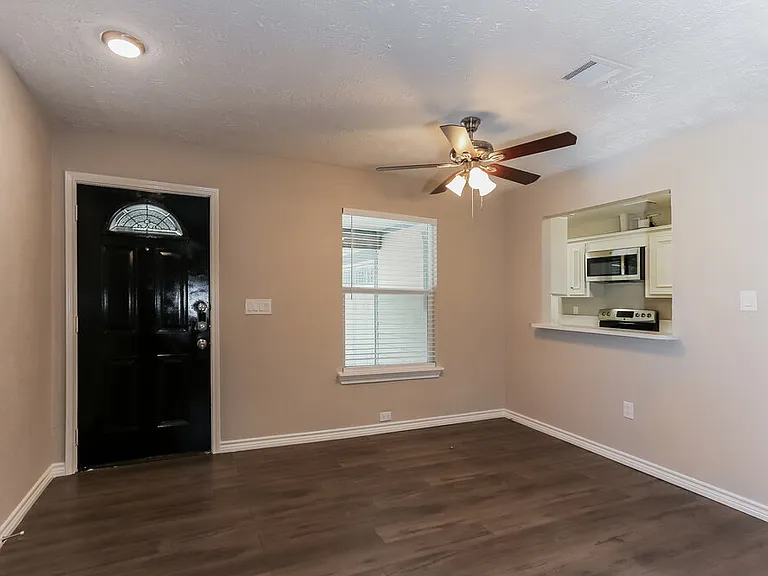 16310 Ulysses St — Photo 6