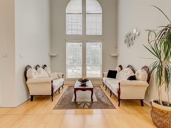4th image of 1732 Mall Cir