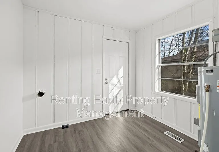 417 Athens Ave — Photo 3