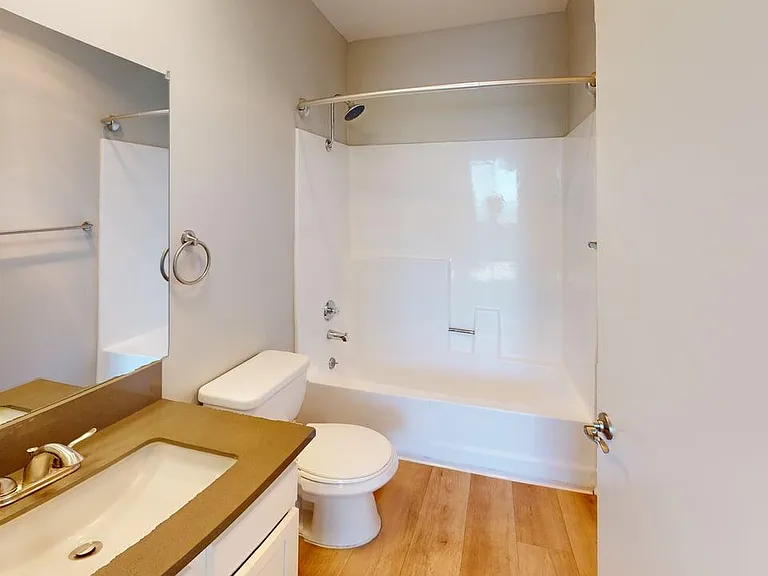 Chateau Regent Apartments — Photo 16