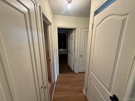 5th image of 9030 Plainview Ave