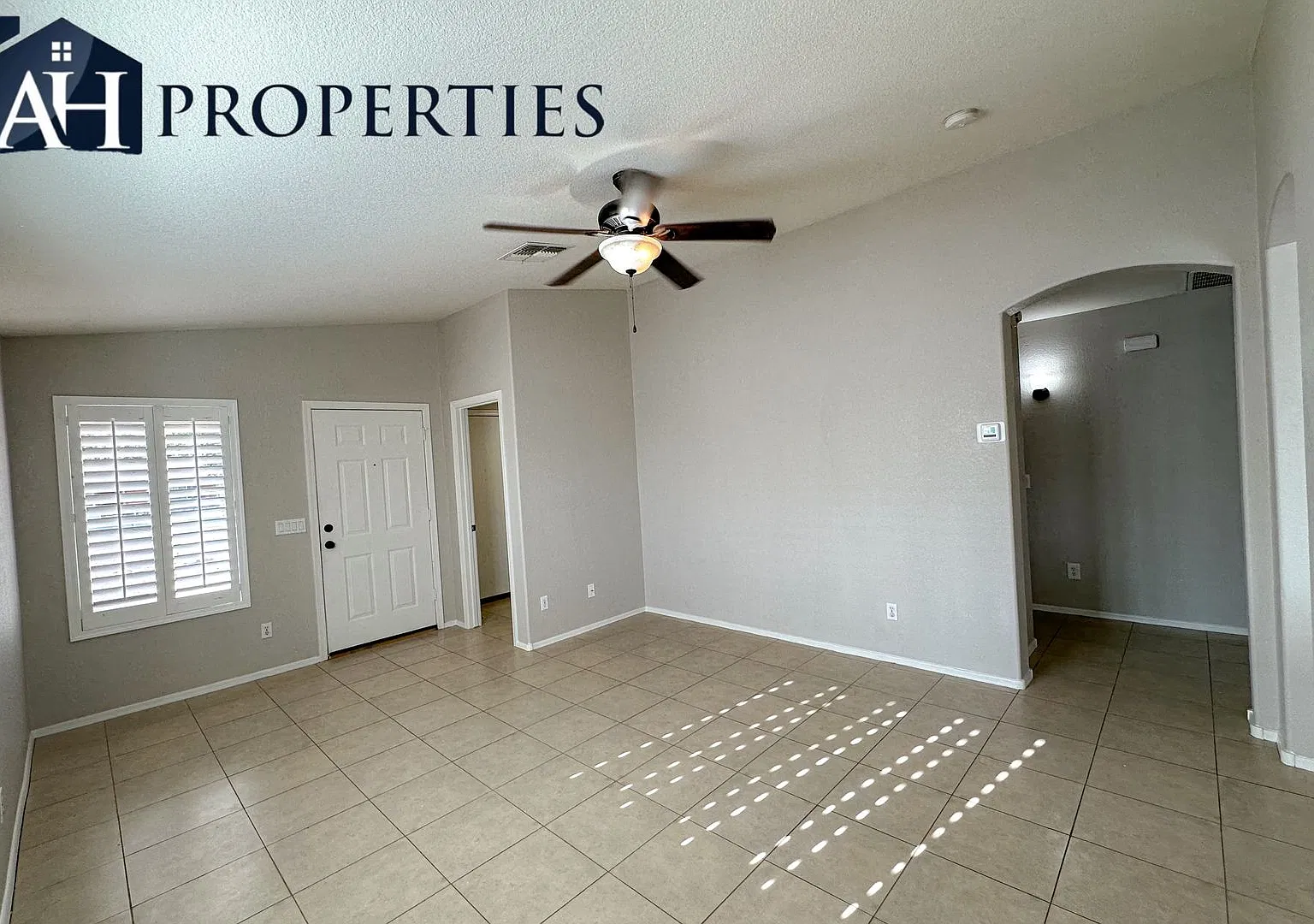 Updated 2 bedroom 2 bathroom rental! Quartz kitchen counters! — Photo 3