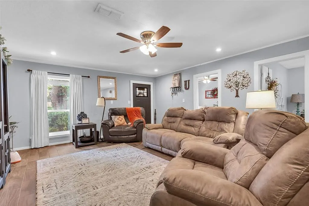 4 bed, 2000 sqft, $2,500 — Photo 3