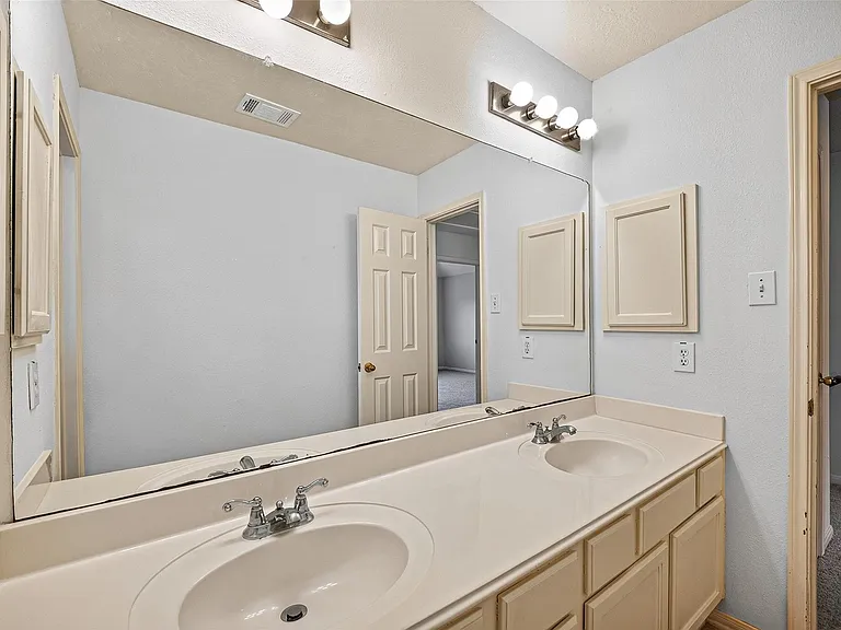 2411 Charter Oaks Ct — Photo 23