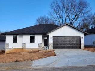 3216 N Travis Ave, Springfield, MO 65803