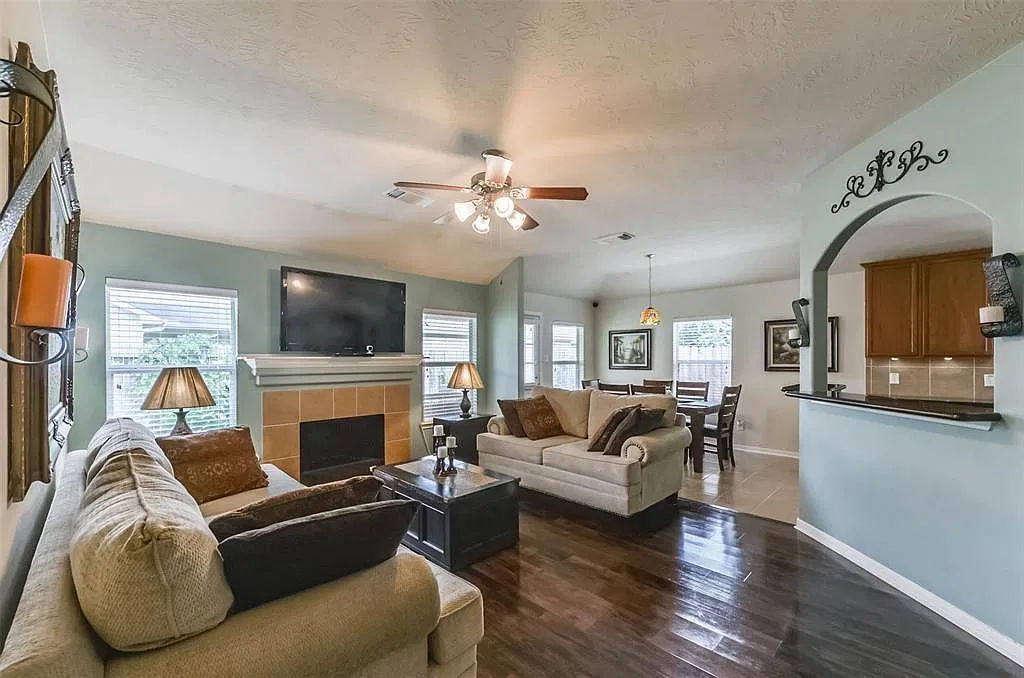 4 bed, 2.0 bath, 1710 sqft, $2,095 — Photo 4