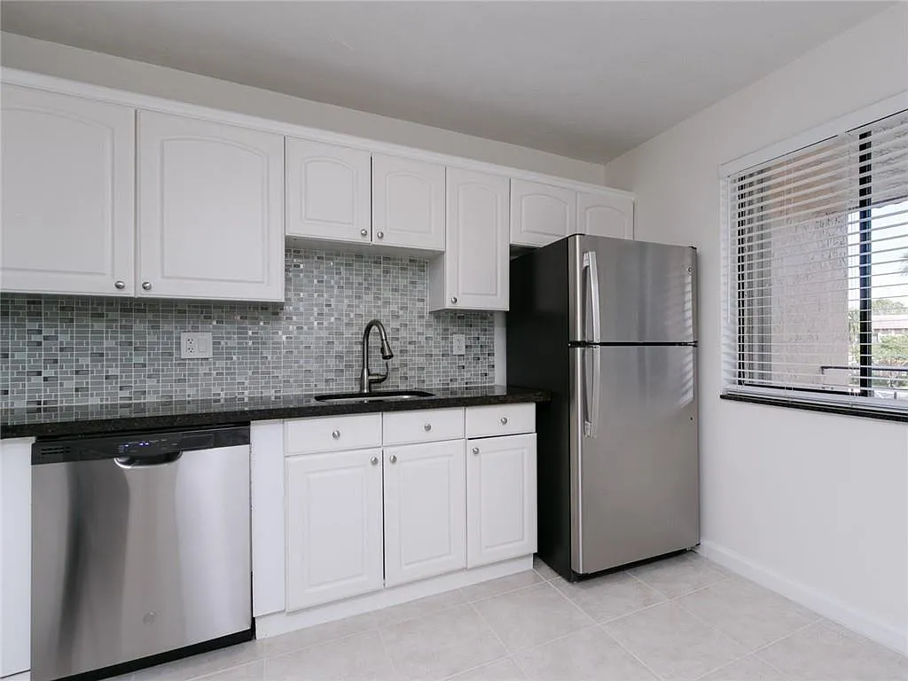 231 Lakeview Dr — Photo 4