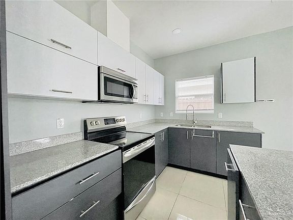 4th image of 2014 Summerland Ln #4