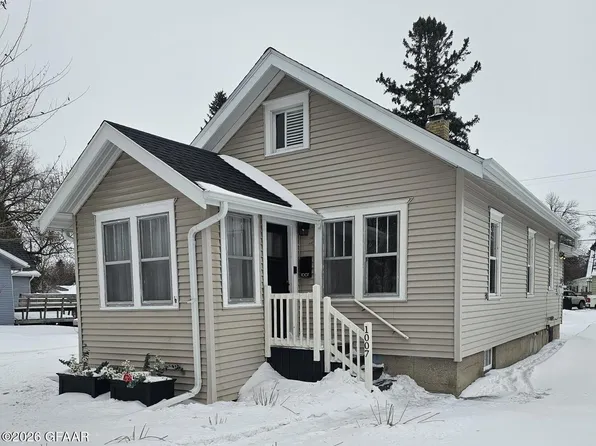 1007 Oak St, Grand Forks, ND 58201