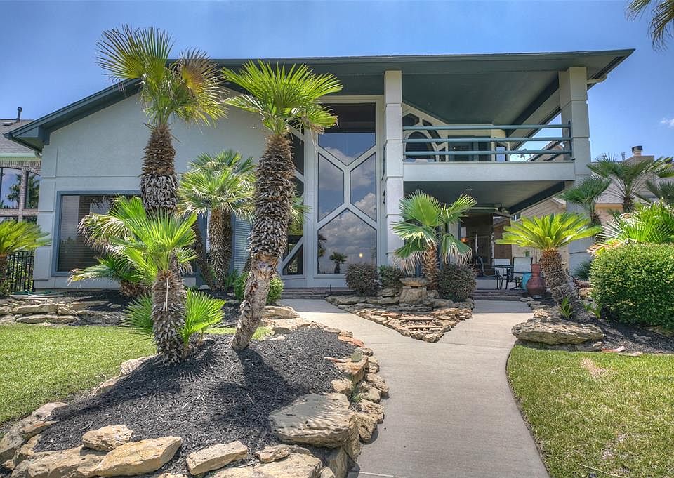 1st image of 289 Blue Heron Dr