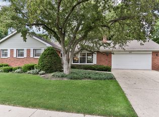 242 Monument Ave, Barrington, IL