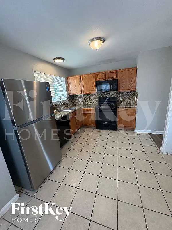 4 bed, 2.5 bath, 1576 sqft, $2,000 — Photo 4