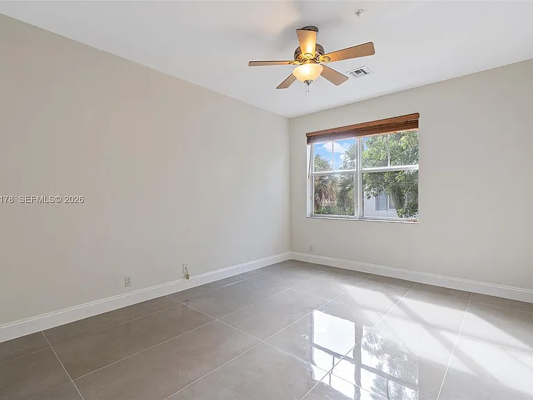 1772 NE 9th St #7 — Photo 15