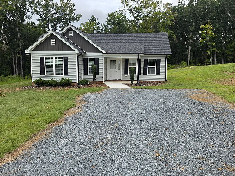 1377 Crestwood Ln