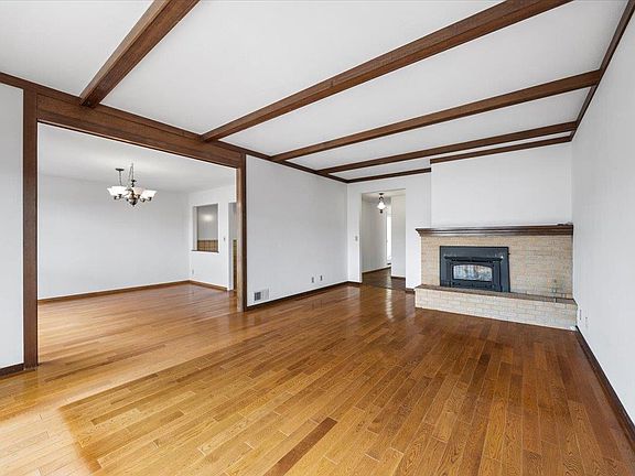 4th image of 437 Delano Ave