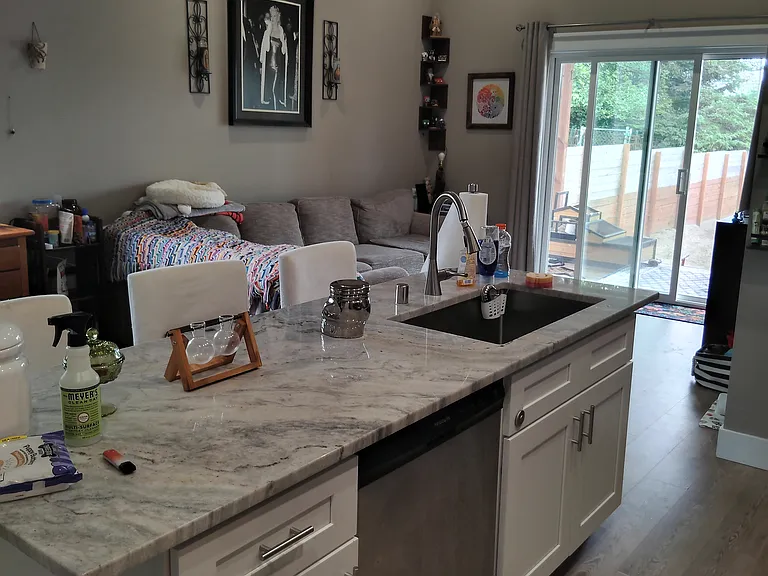 Open Concept
16 foot high vaulted ceiling
Light and airy and roomy feel~!
