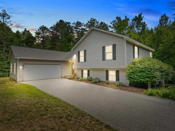 10011 Betsie Creek Dr, Interlochen, MI 49643