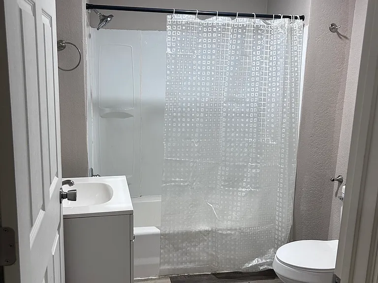 1601 W Main St #4 — Photo 7