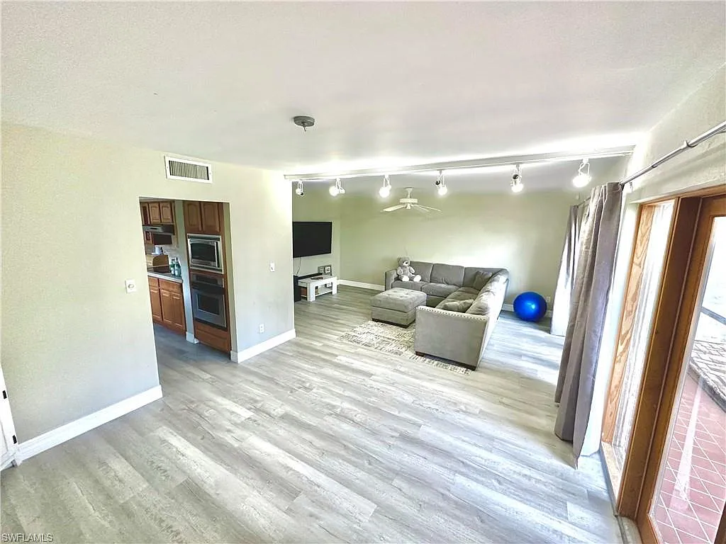 4 bed, 2.5 bath, 2060 sqft, $2,800 — Photo 4