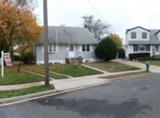 35 Robert Rd, Inwood, NY 11096