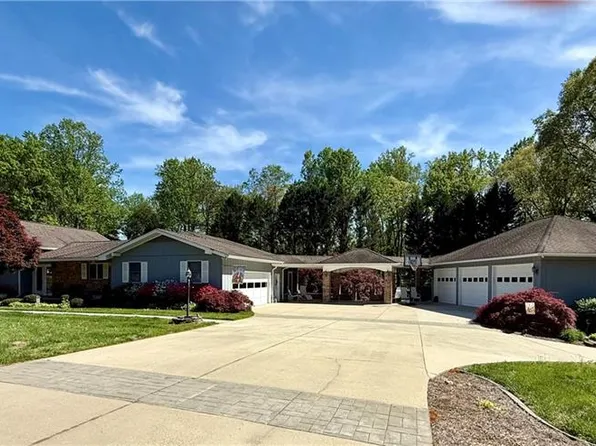 321 Pineview Dr, Mount Airy, NC 27030