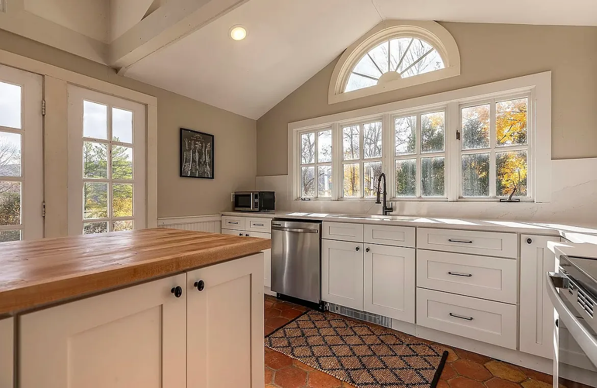 3 bed, 2.5 bath, 1800 sqft, $7,000 — Photo 2